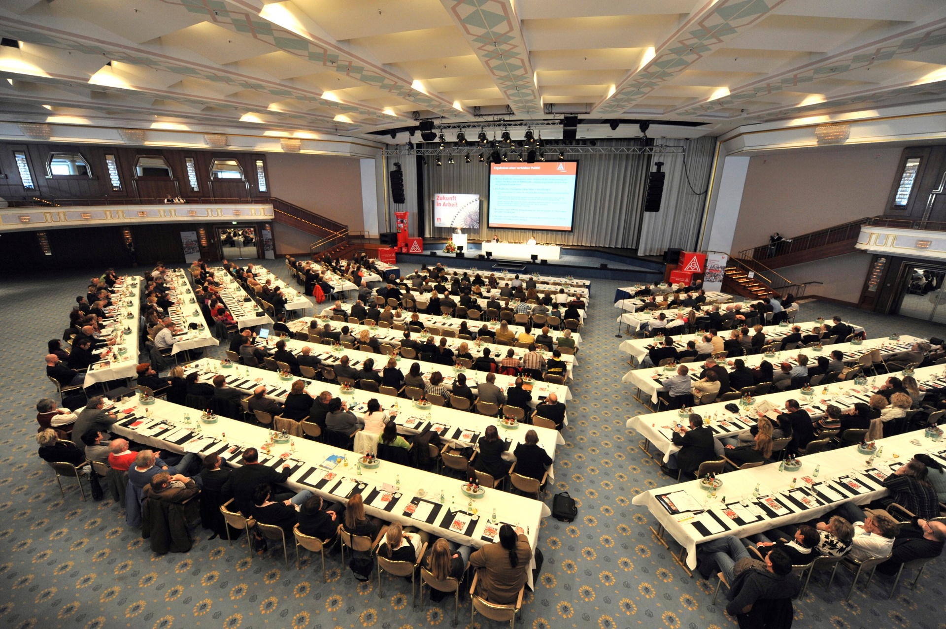 Großer Kongresssaal mit Teilnehmern